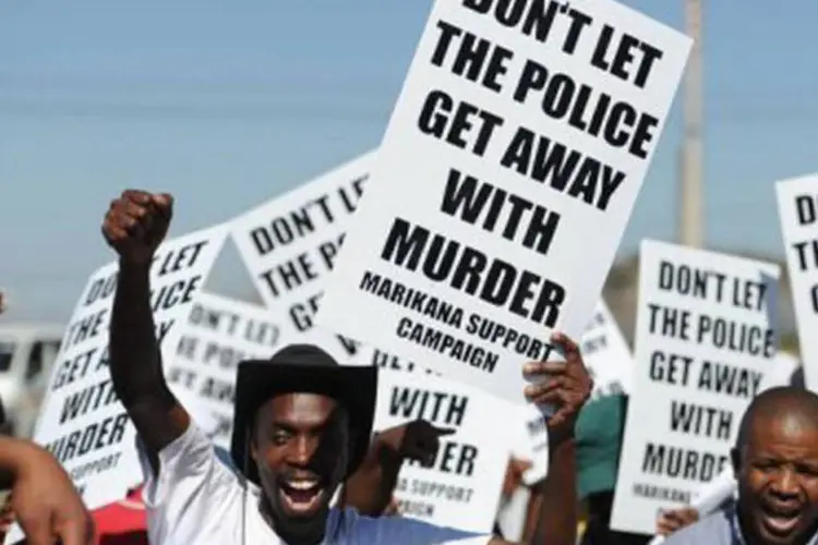 
	Mineiros protestam em manifesta&ccedil;&atilde;o: mineiros sul-africanos est&atilde;o em greve em uma unidade da Amplats
 (AFP)