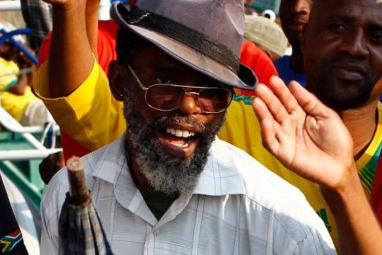 Mineiros em greve comemoram o aumento de 22% do salário, na África (Siphiwe Sibeko/Reuters)
