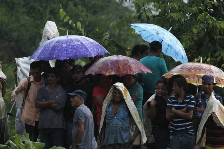 Garimpeiros na mina de ouro que desmoronou em San Juan Arriba, ao sul de Honduras (Jorge Cabrera/Reuters)