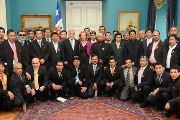 Os 33 mineiros de San José reunidos com o presidente do Chile, Sebastian Piñera: 31 deles processam o estado por danos e prejuízos causados pelo acidente (Divulgação/Governo do Chile)