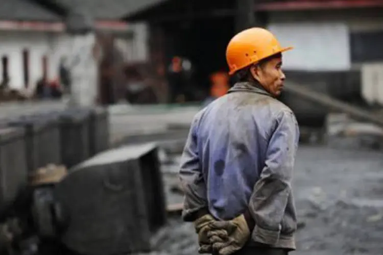 
	Trabalhador caminha em mina de Sichuan: ao menos 150 mineiros trabalhavam na mina&nbsp;
 (AFP)