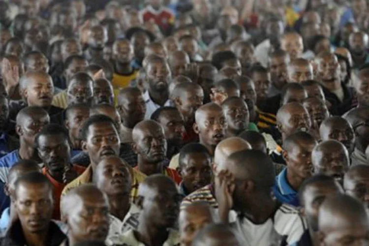 
	Centenas de pessoas prestam homenagens aos 44 grevistas mortos em Marikana, na &Aacute;frica do Sul
 (©AFP / Stephane de Sakutin)