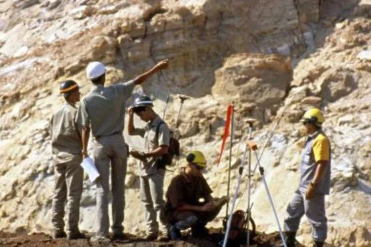 
	As minas que mant&ecirc;m MG: 72 empresas t&ecirc;m concess&otilde;es de lavra s&oacute; de min&eacute;rio de ferro em Minas
 (.)