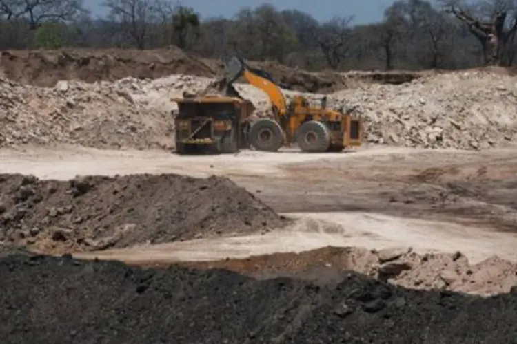 Retroescavadeira opera em mina de carvão da Vale na mina de Moatize, em Moçambique  (Gianluigi Guercia/AFP)