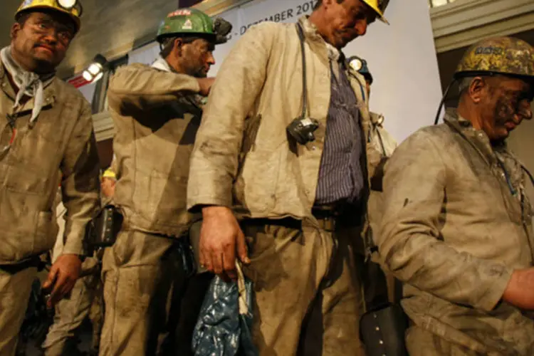 Funcionários da mineradora Bergwerk West deixam palco durante cerimônia de fechamento de mina de carvão na cidade de Kamp-Lintfort, Alemanha (Wolfgang Rattay/Reuters)