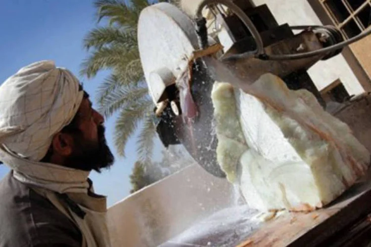 Trabalhador afegão em mineradora na cidade de Helmand: dúvida agora é se o país, devastado pela guerra, conseguirá produzir riquezas a partir dos minérios (Behrouz Mehri/AFP)