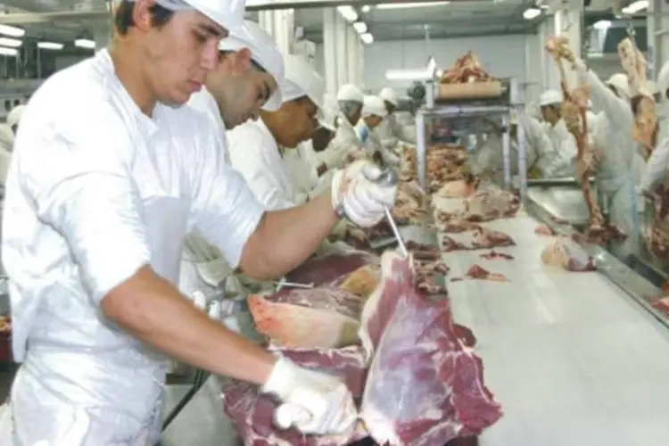 Minerva atua no abate de gado e no processamento de carne, na venda e na exportação de carnes resfriadas, congeladas e processadas e na exportação de gado (Divulgação)