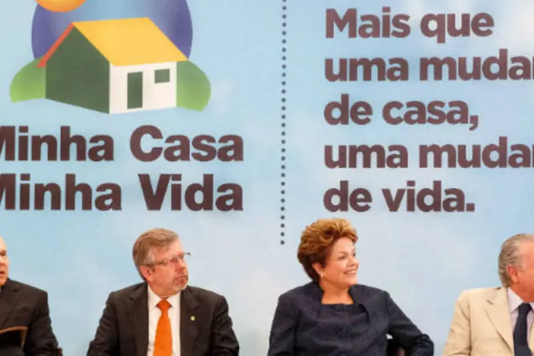 
	Presidente Dilma Rousseff durante cerim&ocirc;nia de comemora&ccedil;&atilde;o de 1 milh&atilde;o de casas entregues: Minha Casa, Minha Vida financia casas e apartamentos para fam&iacute;lias com renda at&eacute; R$ 5 mil por m&ecirc;s
 (Roberto Stuckert Filho/PR)