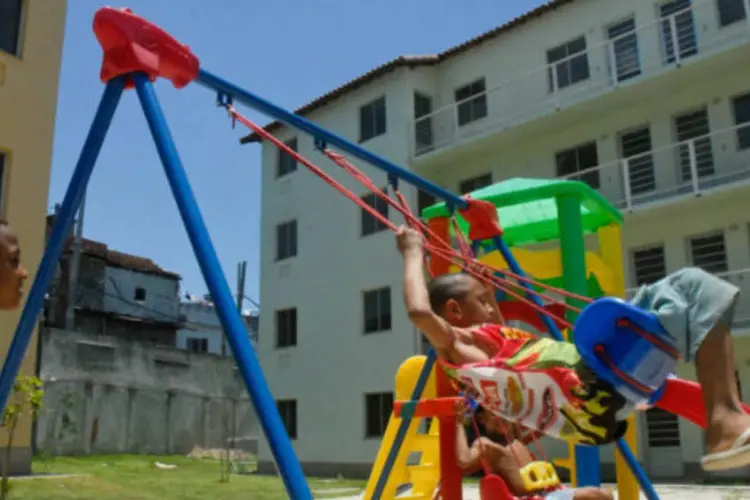 
	Crian&ccedil;as brincam em conjunto habitacional do Programa Minha Casa Minha Vida
 (Tânia Rêgo/ABr)