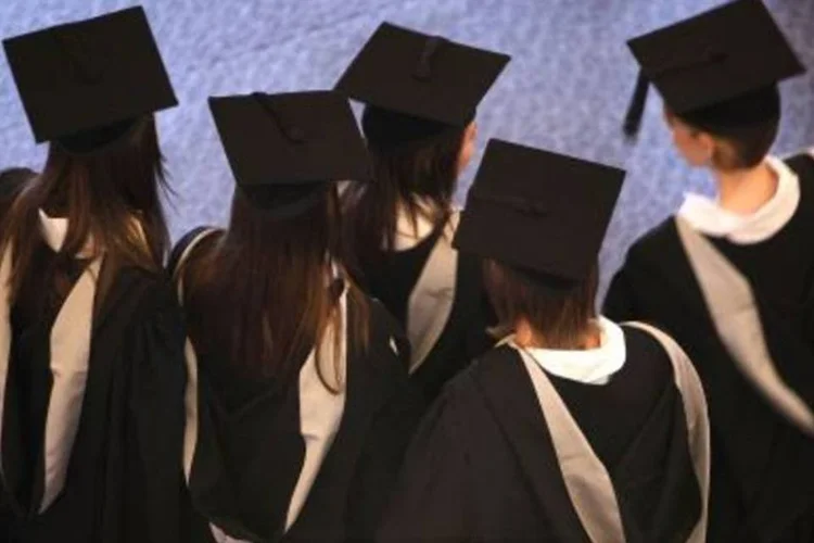 Alunas durante cerimônia de colação de grau: Aplicativo ajuda profissionais a avaliar qualidade do ensino das universidades (.)