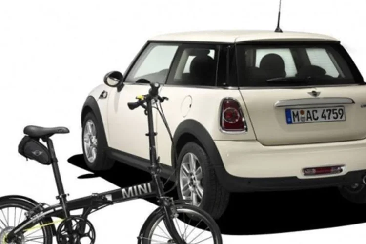 Bike vem com pedais revestidos em teflon, paralamas dianteiros e traseiros, quadro de alumínio em preto fosco com logo da marca e selim em gel (Divulgação)