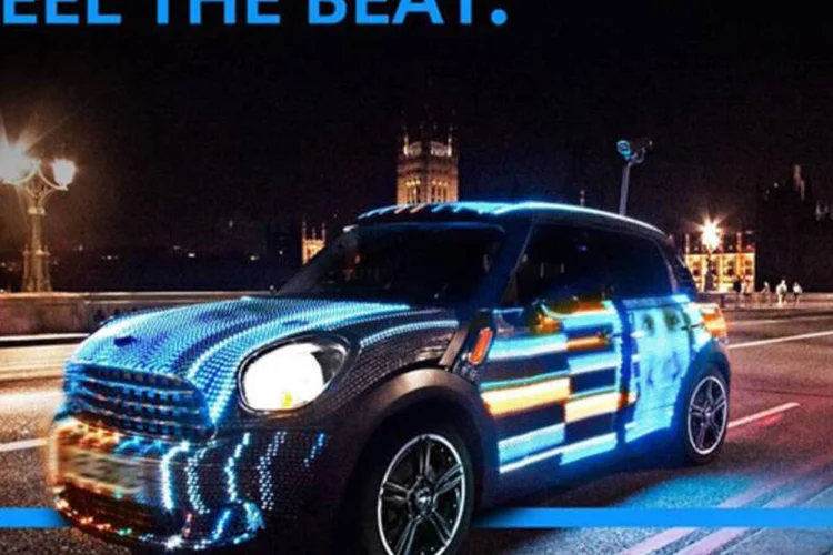 MINI iluminado: clientes podem enviar mensagens de Twitter e Vine usando o hashtag # MINIartbeat ou do Facebook, usando o app do MINI (Divulgação)