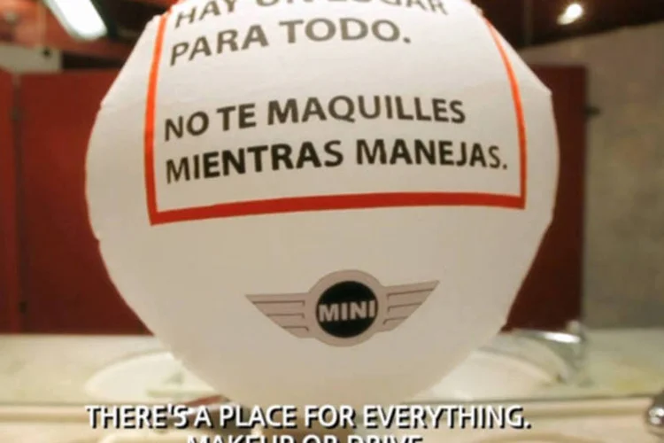 Trecho do vídeo da ação da MINI que alerta, com um airbag no banheiro, para o risco de se maquiar na direção (Reprodução)