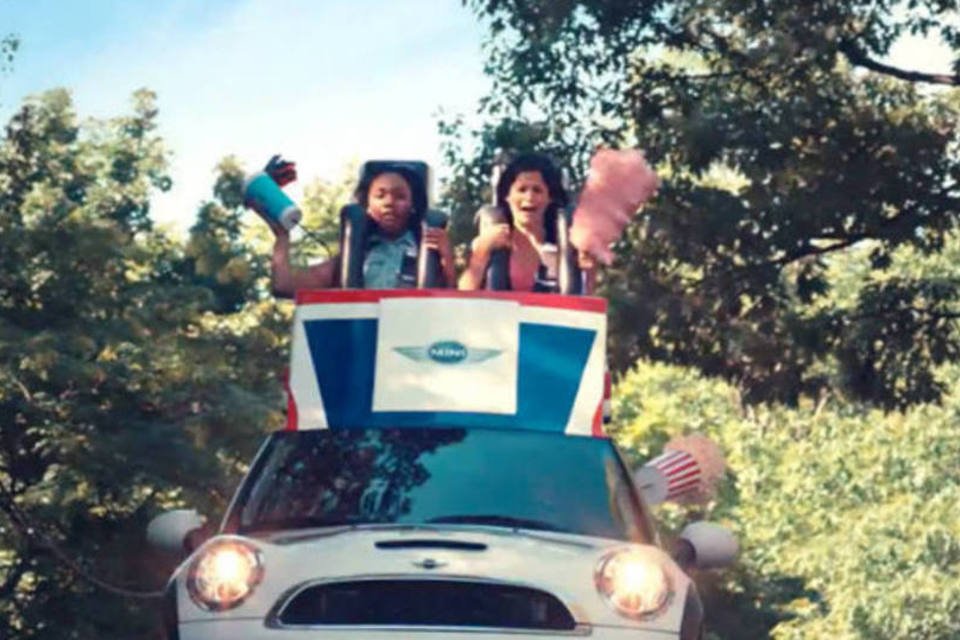 MINI transforma carros em passeio de montanha-russa