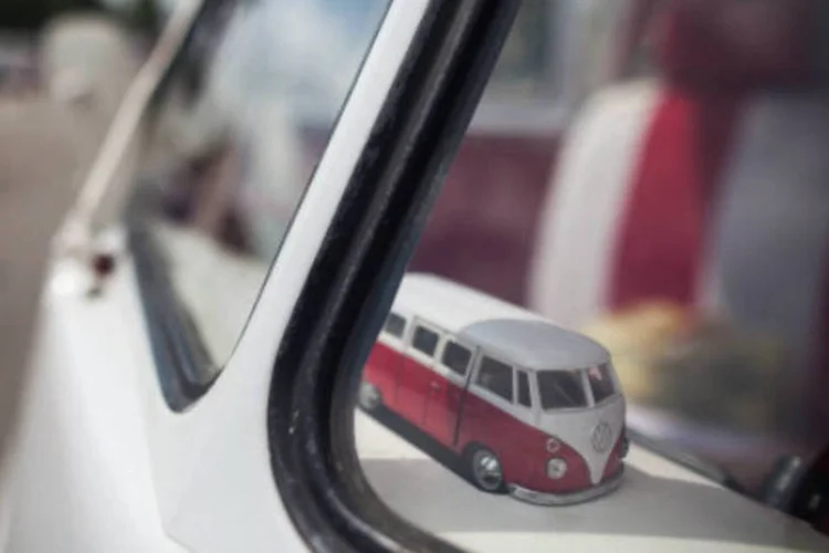 Miniatura de Kombi dentro do modelo durante exposição: o veículo deixou de ser produzido no mundo todo no último mês de dezembro (Getty Images)