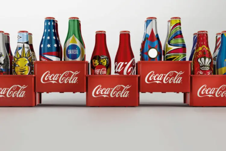 Minigarrafas Coca-Cola versão 2014: embalagens colecionáveis com bandeiras de países que sediaram a Copa do Mundo (Divulgação/Coca-Cola Brasil)