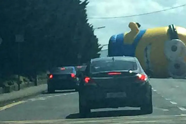 Minion gigante: boneco inflável causou confusão na estrada em Dublin (Reprodução)