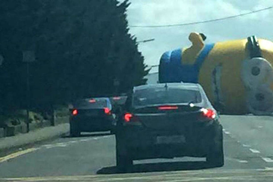 Minion gigante causa pânico e trânsito em Dublin