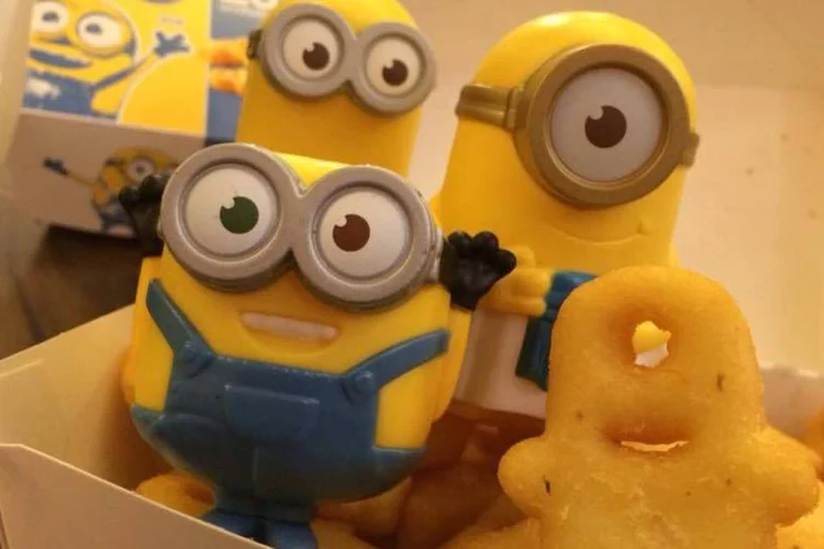 Batata em formato de Minion e brinquedo do personagem para o McLanche Feliz (Divulgação/Facebook)