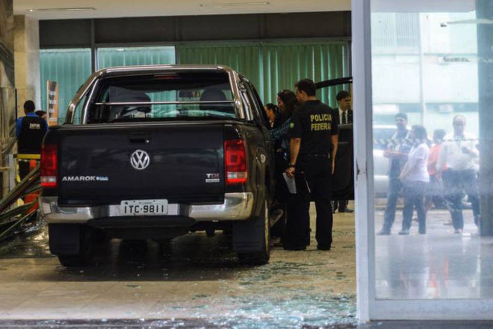 Caminhonete invade Ministério da Fazenda e PF faz perícia