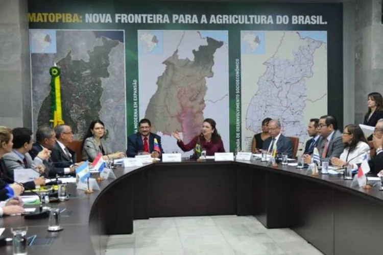 
	A ministra K&aacute;tia Abreu e representantes dos Minist&eacute;rios da Agricultura de pa&iacute;ses do Mercosul e da Alian&ccedil;a do Pac&iacute;fico discutem harmoniza&ccedil;&atilde;o de normas sanit&aacute;rias e fitossanit&aacute;rias
 (Antonio Cruz/Agência Brasil)