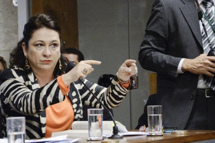 
	A ministra da Agricultura, K&aacute;tia Abreu: acordo entre as partes permitiu que tanto defesa quanto acusa&ccedil;&atilde;o levassem seus pr&oacute;prios convidados &agrave; comiss&atilde;o.
 (Adriano Kakazu/Agência Senado/Fotos Públicas)