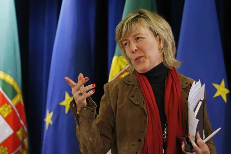 Maria Luis Albuquerque, ministra das Finanças de Portugal, durante uma entrevista coletiva após reunião do seu gabinete, em Lisboa (Hugo Correia/Reuters)