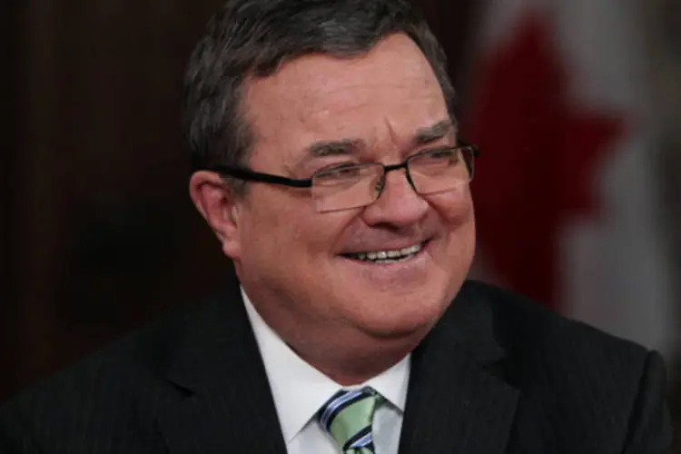 Jim Flaherty, ministro das Finanças do Canadá, sorri durante uma conferência de imprensa em Ottawa, no Canadá (Cole Burston/Bloomberg)