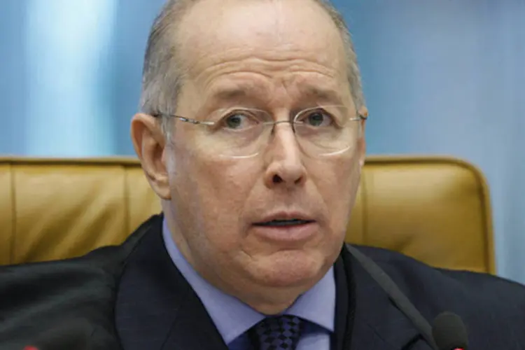 Ministro Celso de Mello durante sessão que julga embargos na ação penal do Mensalão (Nelson Jr./SCO/STF)