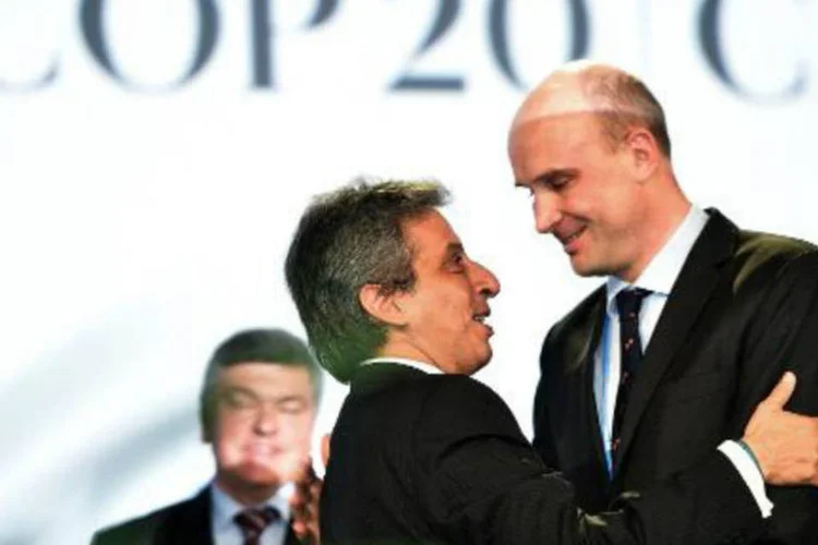O ministro peruano do Meio Ambiente, Manuel Pulgar, recebe o presidente da COP, Marcin Korolek (Cris Bouroncle/AFP)
