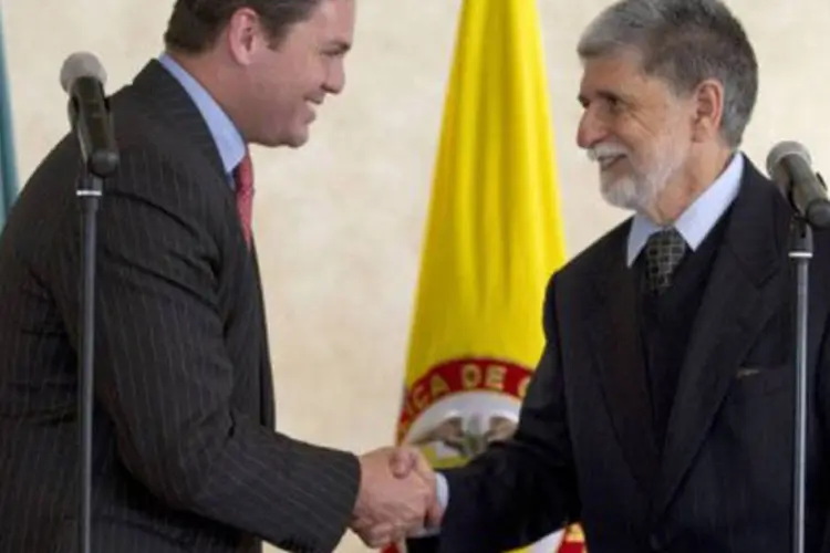 
	Ministro da Defesa brasileiro Celso Amorim cumprimenta o hom&oacute;logo colombiano Juan Carlos Pinzon em Bogot&aacute;
 (©AFP / Eitan Abramovich)