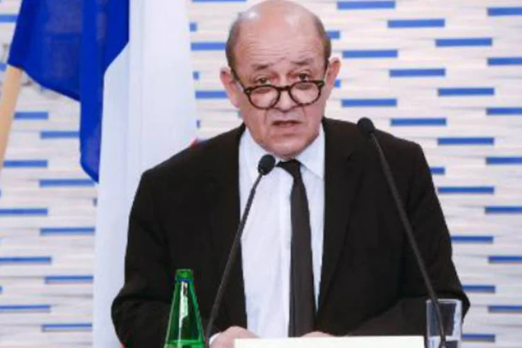 
	O ministro franc&ecirc;s da Defesa, Jean-Yves Le Drian:&nbsp;&quot;vamos prestar assist&ecirc;ncia&quot;&nbsp;
 (Raigo Pajula/AFP)