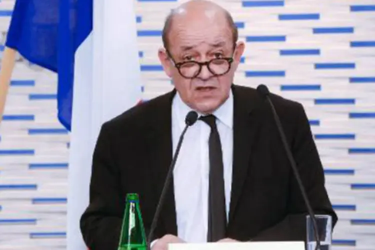 O ministro francês da Defesa, Jean-Yves Le Drian: "França suspendeu a maior parte de suas atividades de cooperação militar com a Rússia" (Raigo Pajula/AFP)