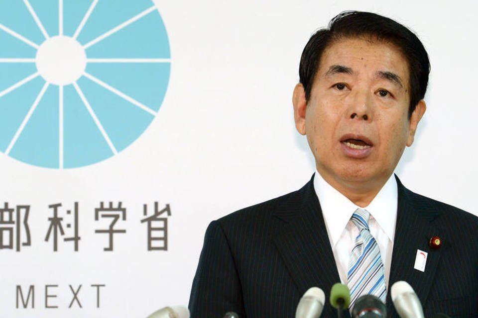 Ministro japonês renuncia após polêmica com custo de estádio