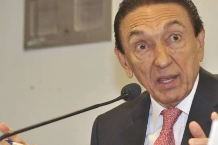 
	Ministro Edison Lob&atilde;o, de Minas e Energia: a interna&ccedil;&atilde;o, conforme boletim m&eacute;dico do dia 18, foi motivada por um quadro de febre
 (José Cruz/Agência Brasil)
