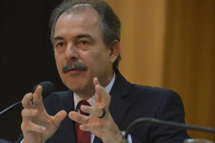 
	Aloizio Mercadante, ministro-chefe da Casa Civil: o ministro disse que a ind&uacute;stria naval pode enfrentar uma dura crise, perder alguns empregos e encomendas, mas que tem potencial
 (Valter Campanato/Agência Brasil)