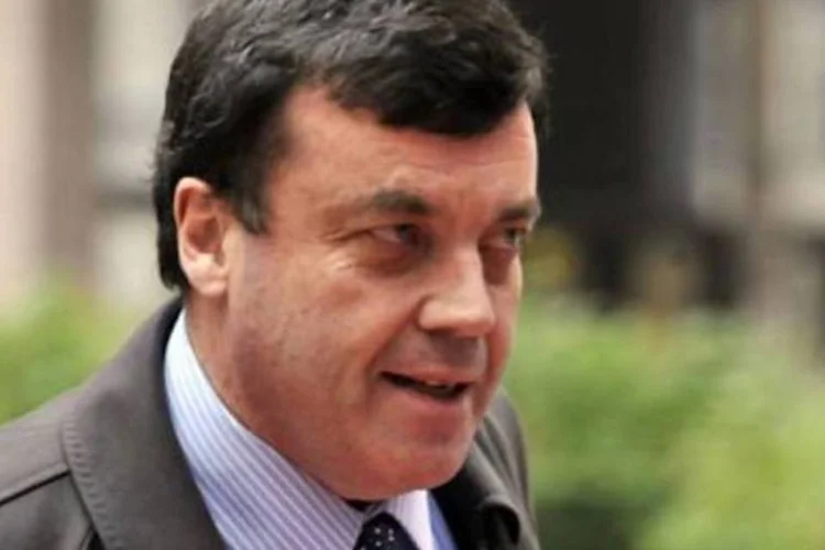 O ministro das Finanças da Irlanda, Brian Lenihan, se reuniu com líderes da UE para discutir ajuda ao país (Georges Gobet/AFP)