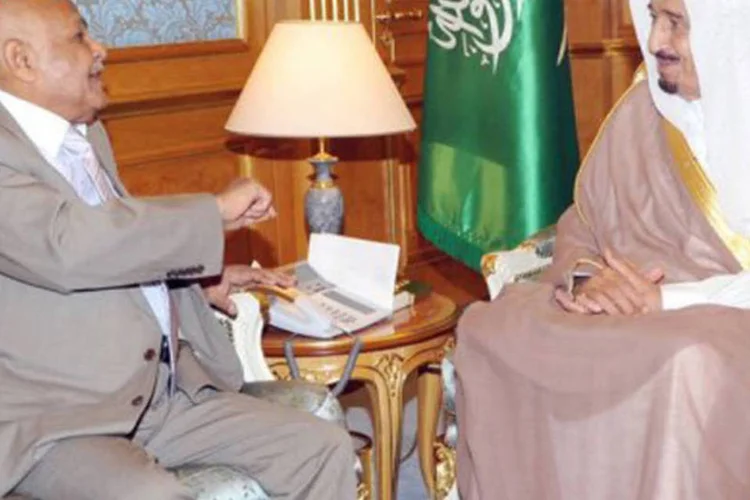 
	Ministro iemenita da Defesa, Mohamed Nasser Ahmed, com o pr&iacute;ncipe saudita Salman Aziz: sete agentes da prote&ccedil;&atilde;o do ministro foram mortos
 (AFP)