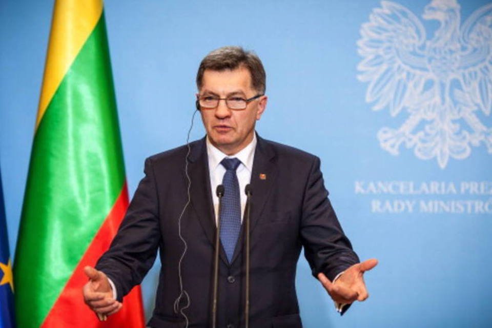 UE aprova adesão da Lituânia ao euro em 2015