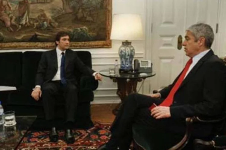 José Sócrates (D) conversa com o líder da oposição Pedro Passos Coelho antes de anunciar novas medidas  (.)