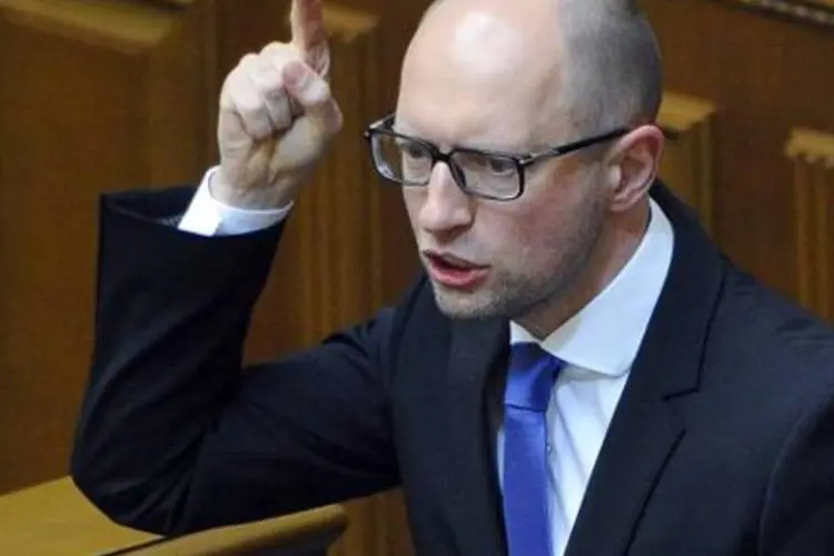 
	Arseni Yatseniuk: premi&ecirc; disse que US$ 2,6 bi em apoio do governo n&atilde;o seriam repassados a Donetsk e Luhansk
 (Andrew Kravchenko/AFP)