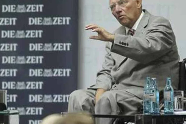 
	&quot;N&atilde;o &eacute; respons&aacute;vel jogar dinheiro em um po&ccedil;o sem fundo&quot;, disse Schaeuble em Berlim
 (Alex Domanski/Reuters)