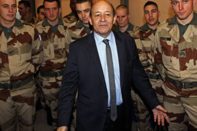 O ministro da Defesa francês Jean-Yves Le Drian (C) posa com soldados franceses que se preparam para partir para o Mali, durante uma visita à base militar de Miramas, sul da França (REUTERS / Jean-Paul Pelissier)