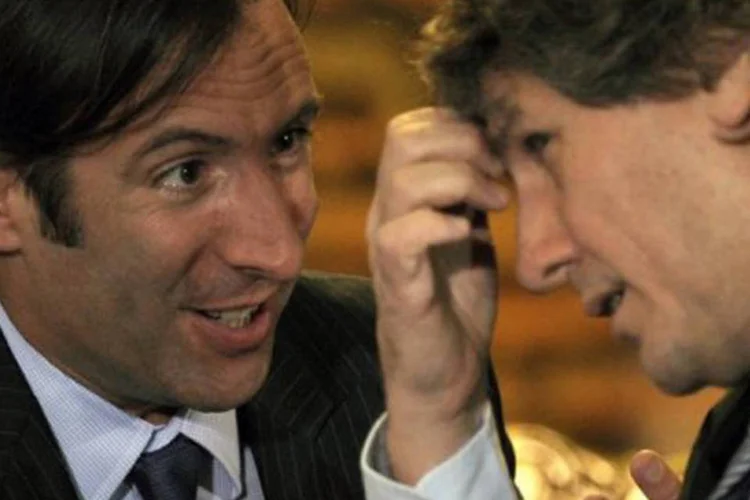 O ministro da Economia argentino, Hernan Lorenzino (e): serão "200 milhões em dólares e continuaremos reduzindo as dívidas", afirmou no Twitter (©AFP / Juan Mabromata)