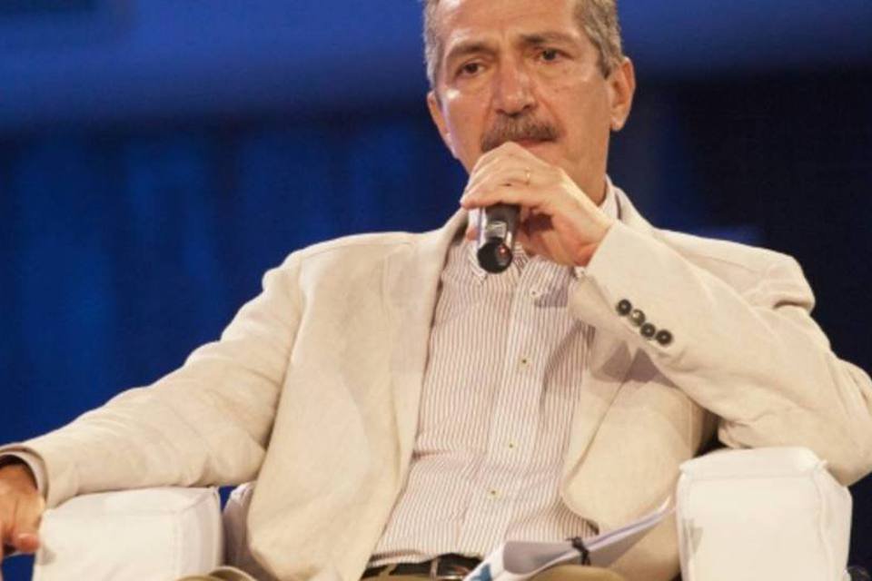 Parte da mídia faz campanha contra a Copa, diz Rebelo