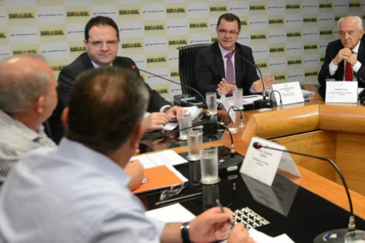 Nelson Barbosa (3º a D), Carlos Gabas (C) e Manoel Dias (D), participam de reunião com dirigentes de centrais sindicais (Valter Campanto/ABr)