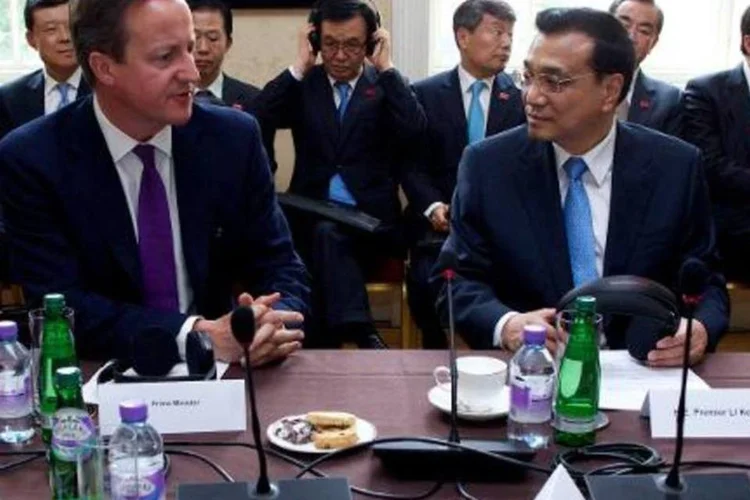 Os primeiros-ministros do Reino Unido, David Cameron (E) e chinês, Li Keqiang (Andrew Cowie/AFP)