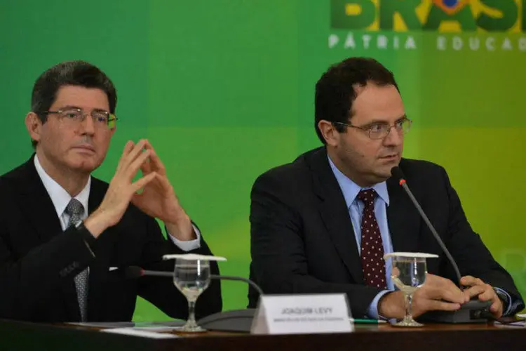 Os ministros da Fazenda, Joaquim Levy (E); e do Planejamento, Nelson Barbosa; anunciam cortes no Orçamento durante coletiva (Valter Campanato/ABr)