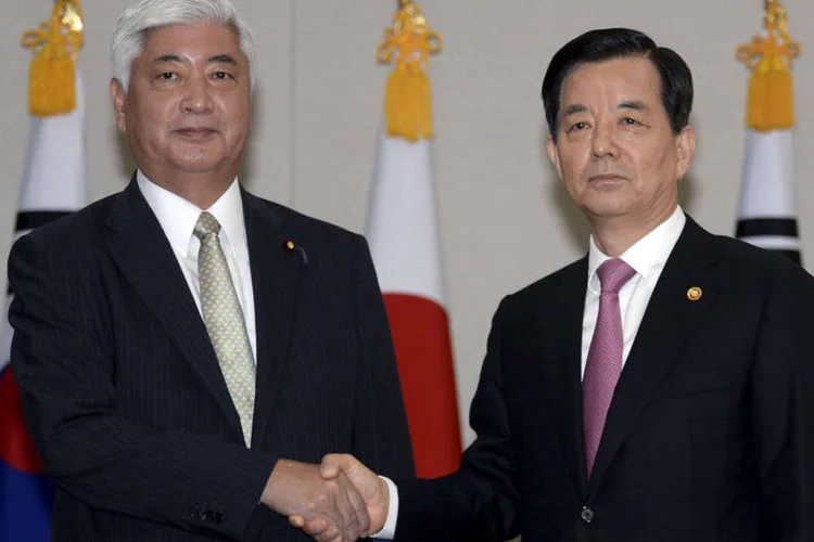 
	Ministros da Defesa da Coreia do Sul (D) e do Jap&atilde;o (E): o Jap&atilde;o n&atilde;o se envolver&aacute; em nenhuma opera&ccedil;&atilde;o b&eacute;lica em territ&oacute;rio sul-coreano &quot;sem contar com o consentimento de Seul&quot;
 (Reuters / Song Kyung-Seok)
