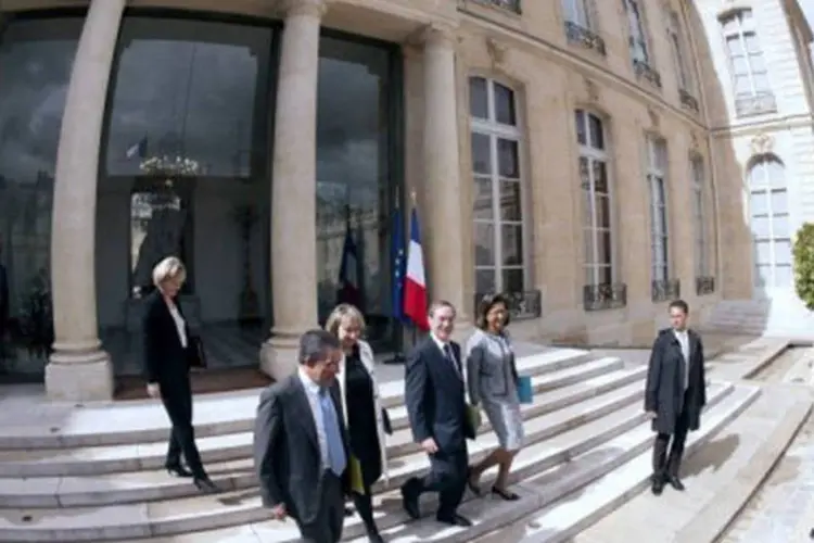 Paralelamente, Hollande reuniu-se com seus partidários para o último conselho político antes de tomar posse (©AFP / Lionel Bonaventure)
